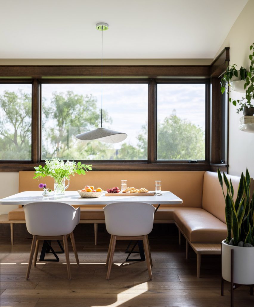 Breakfast bar in Flatirons Residence by Tumu Studio