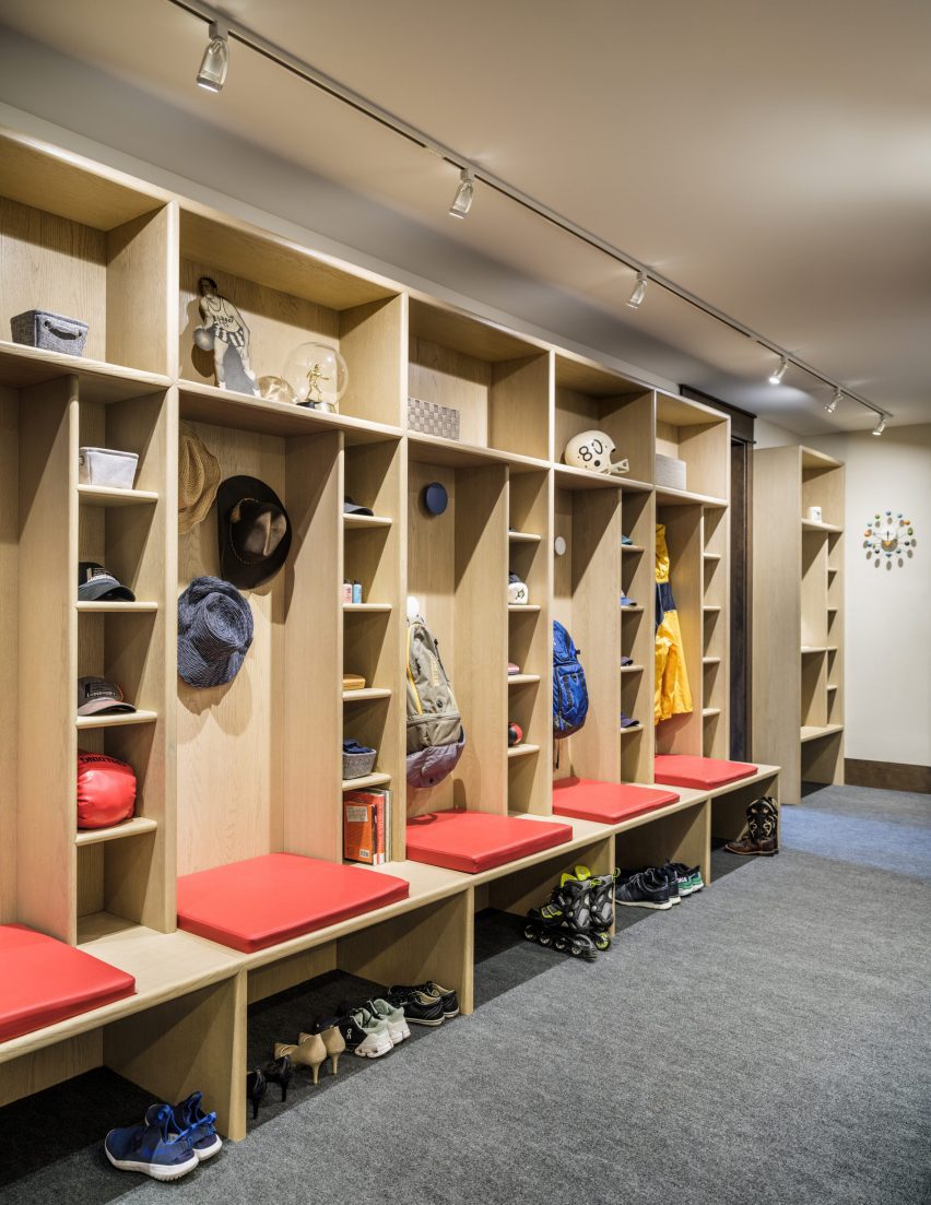 Boot room in Living room in Flatirons Residence by Tumu Studio