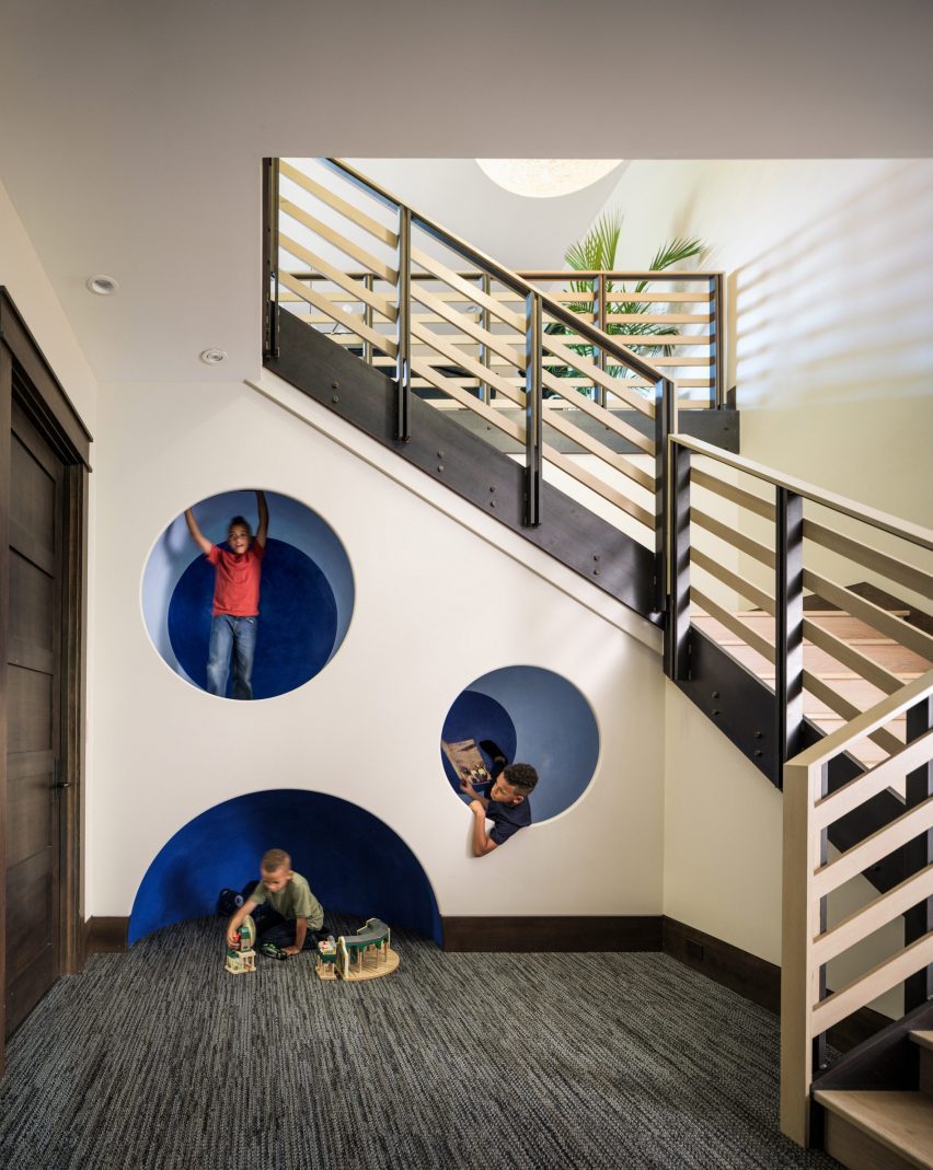 Staircase nooks in Living room in Flatirons Residence by Tumu Studio