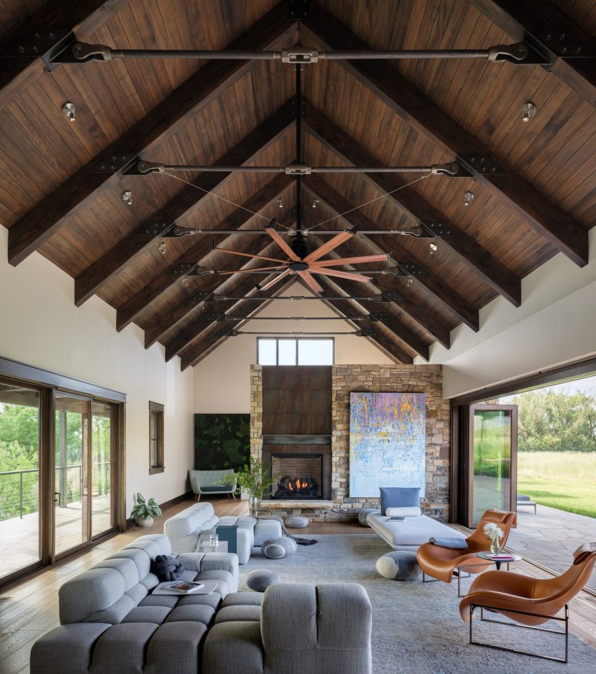 Living room in Flatirons Residence by Tumu Studio